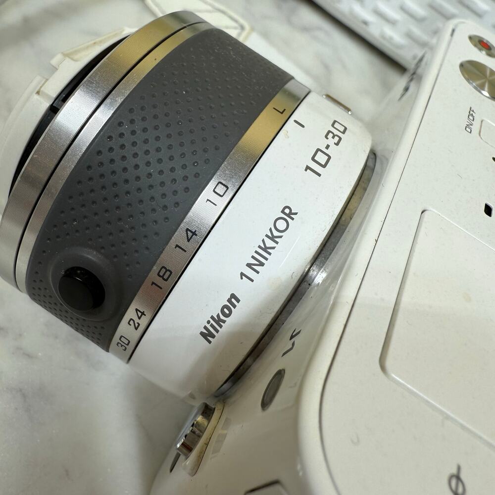 Nikon 1 J1 10.1MP Digital Mirrorless Camera White Kit VR 10-30mm Lens Lot - Picture 3 of 13